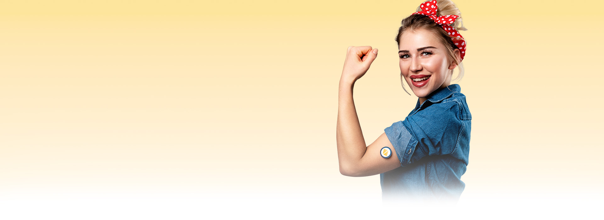 Stark Eine junge Frau spannt ihren linken Arm an. Auf dem Arm befindet sich ein CGM-Sensor mit dem Logo der Diabetiker Niedersachsen