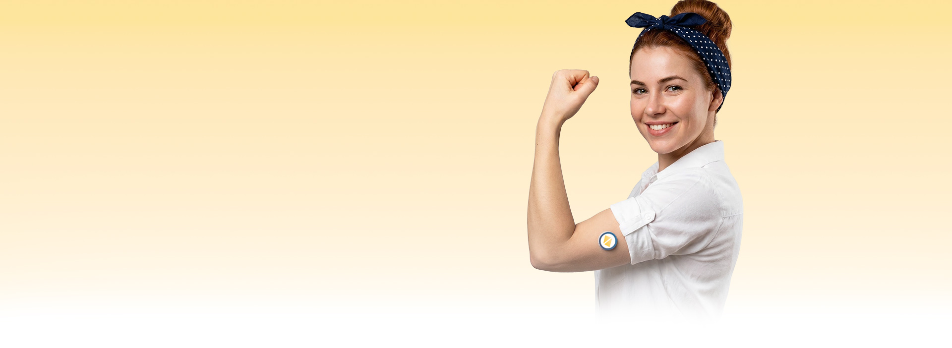 Stark Eine junge Frau spannt ihren linken Arm an. Auf dem Arm befindet sich ein CGM-Sensor mit dem Logo der Diabetiker Niedersachsen